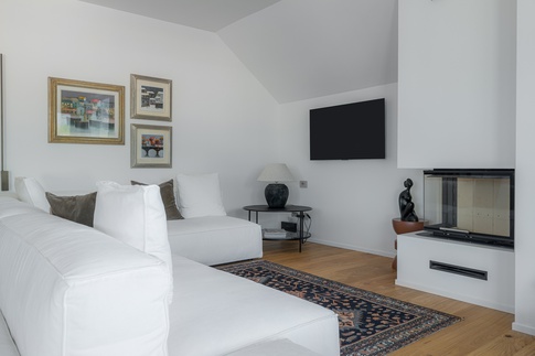 Soggiorno in stile contemporaneo di 30 di Nicoletta Zanella