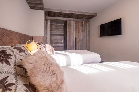 Camera da Letto in stile moderno di 13 di Design Alpino