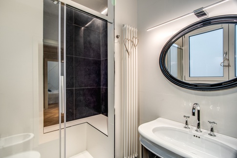 Bagno in stile moderno di 4 di MOB Architects