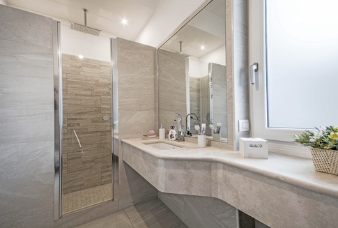 Bagno in stile contemporaneo di 5 di Alessandra Avagnano Architetto Bagno in stile contemporaneo di 5 di Alessandra Avagnano Architetto