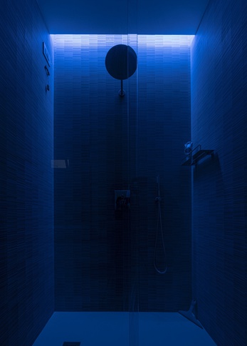 Bagno in stile contemporaneo di 6 di Annalisa Carli Architetto