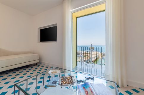 Soggiorno in stile mediterraneo di 30 di Coluccio architetti