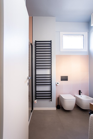 Bagno in stile contemporaneo di 5 di Storie Design Studio