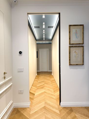 Corridoio in stile contemporaneo di 16 di Studio Gaetano Riccardelli