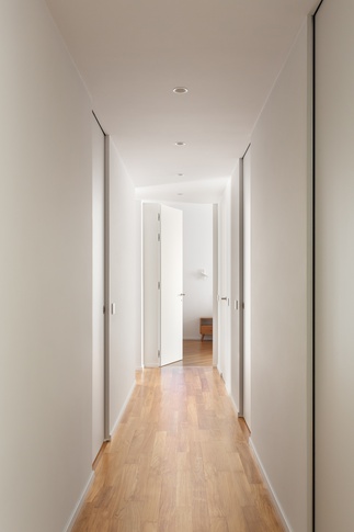 Corridoio in stile contemporaneo di 4 di TGA_Studio