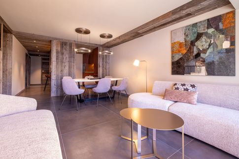 Soggiorno in stile moderno di 35 di Design Alpino