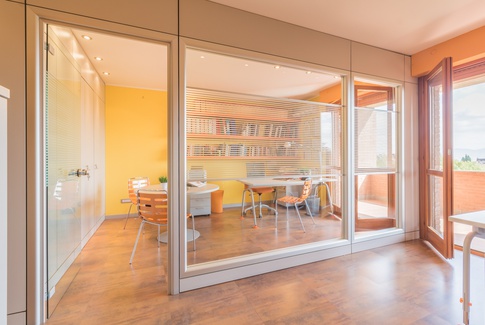 Open Space in stile moderno di 40 di Maria Cristina Orsi Architetto
