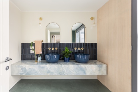 Bagno di Servizio in stile moderno di 6 di NOMADE ARCHITETTURA