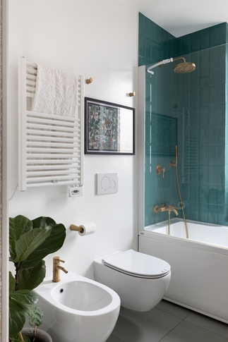 Bagno in stile mediterraneo di 8 di Martini & Partners