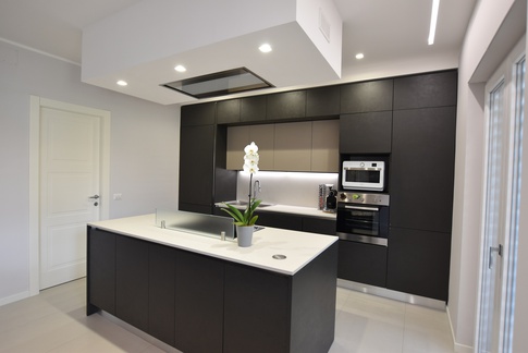 Cucina in stile contemporaneo di 24 di A+A Architects