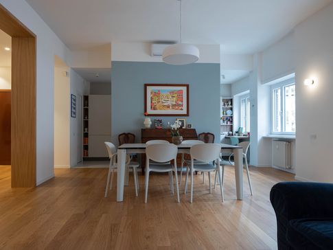 Soggiorno in stile moderno di 40 di Equus Architects