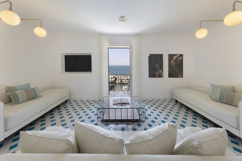Soggiorno in stile mediterraneo di 30 di Coluccio architetti