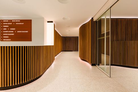Ingresso in stile contemporaneo di 200 di Frame Farm - Architecture & Design