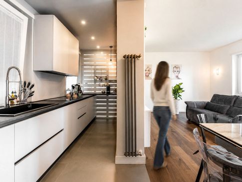 Soggiorno in stile moderno di 40 di Equus Architects