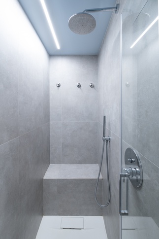 Bagno in stile moderno di 6 di Bossi Vigorito Building Interior