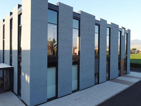 Facciata in stile minimal di 150 di Paolo Basco Architetto