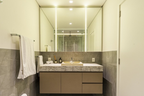 Bagno in stile moderno di 8 di Guzlive