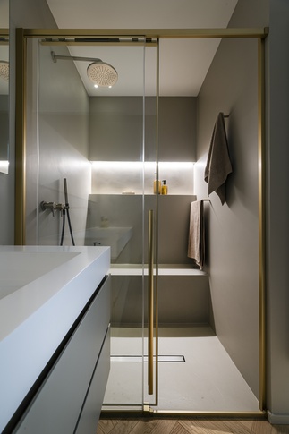 Bagno in stile contemporaneo di 5 di Studio Dom