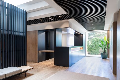 Ingresso in stile contemporaneo di 60 di Lorenzo Franzi | Fotografia
