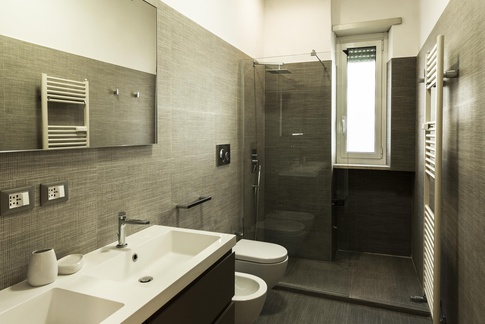 Bagno in stile contemporaneo di 6 di Zelda de Ruvo Architetto Bagno in stile contemporaneo di 6 di Zelda de Ruvo Architetto
