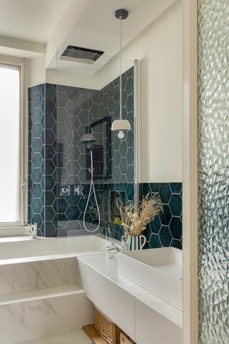 Bagno in stile contemporaneo di 6 di tapas studio