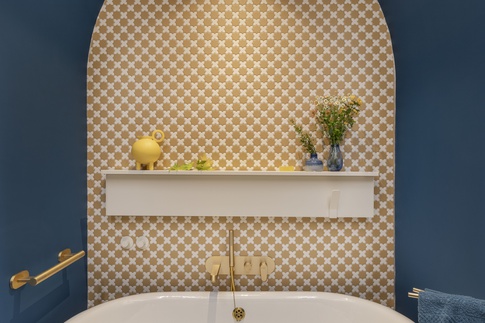 Bagno in stile maximalista di 6 di Rachele Biancalani Studio