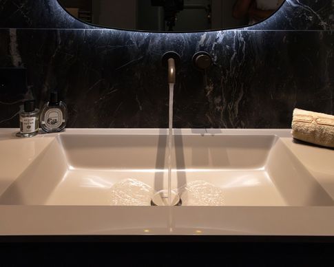 Bagno in stile contemporaneo di 3 di Castelli Sasso architetti