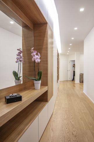 Ingresso in stile minimal di 15 di Pucciarelli Architetti