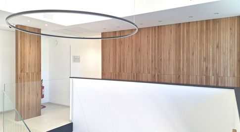 Corridoio in stile contemporaneo di 100 di ValentinaZoccoArchitetto