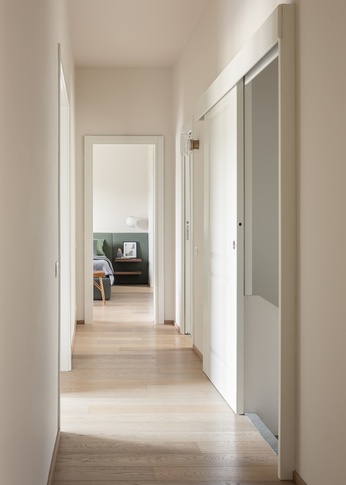 Corridoio in stile glamour di 8 di NOMADE ARCHITETTURA