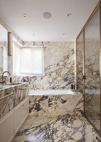 Bagno in stile glamour di 10 di NOMADE ARCHITETTURA