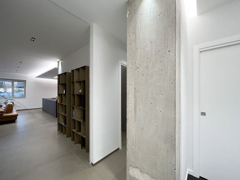 Corridoio in stile moderno di 21 di B2Carchitetti