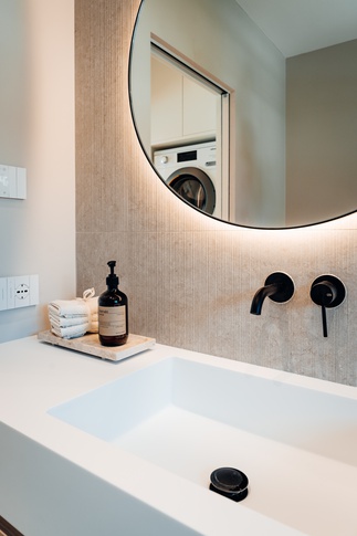 Bagno di Servizio in stile japandi di 4 di Alexandra Designer Bagno di Servizio in stile japandi di 4 di Alexandra Designer