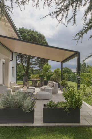 Portico in stile contemporaneo di 50 di Elena Vigano' Architetto