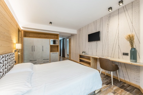 Camera da Letto in stile naturale di 28 di Arredamenti Andalo