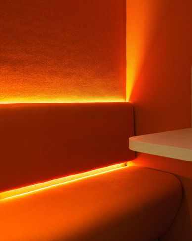Open Space in stile contemporaneo di 1400 di Frame Farm - Architecture & Design