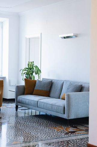 Soggiorno in stile classico di 28 di Valentina Solera Architetto