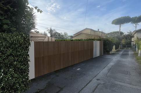 Terrazza in stile contemporaneo di 43 di EmmePi Architettura