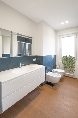 Bagno in stile contemporaneo di 5 di architetto Caterina Martini Bagno in stile contemporaneo di 5 di architetto Caterina Martini