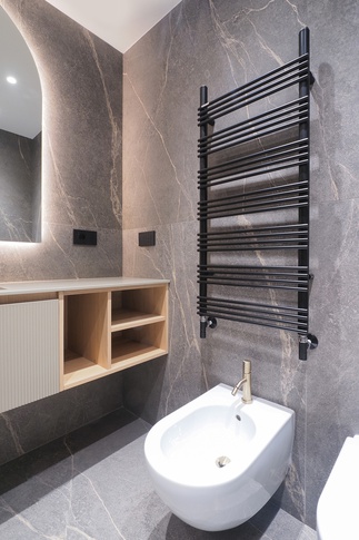 Bagno in stile moderno di 10 di Desearq studio - architettura e interior design