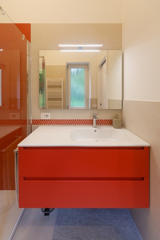 Bagno in stile contemporaneo di 5 di Carla Gatto Architetto
