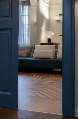 Soggiorno in stile contemporaneo di 40 di Castelli Sasso architetti