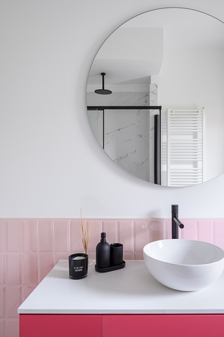 Bagno in stile contemporaneo di 5 di Mid architettura