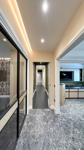 Corridoio in stile eclettico di 15 di Studio Gaetano Riccardelli