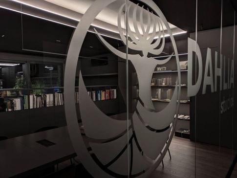 Open Space in stile minimal di 120 di Dahlia Studios