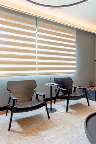 Soggiorno in stile contemporaneo di 80 di Guzlive