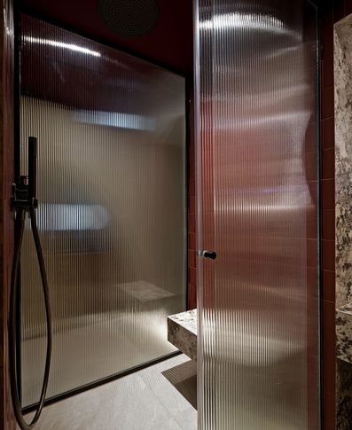 Bagno in stile contemporaneo di 6 di Vincenzo Castaldo Architetto
