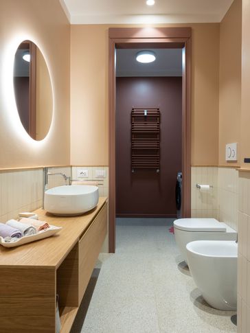 Bagno in stile moderno di 10 di Equus Architects