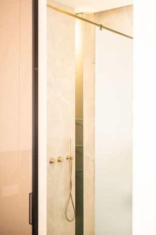 Bagno in stile contemporaneo di 4 di Areadieci architettura