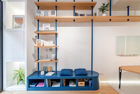 Open Space in stile contemporaneo di 25 di Caleidoscopio Architettura